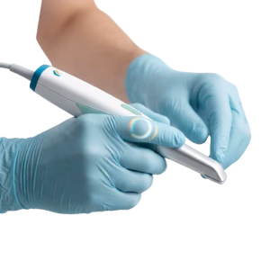 Detalle clínico: manos con guantes sosteniendo escáner intraoral, reflejo de tecnología avanzada